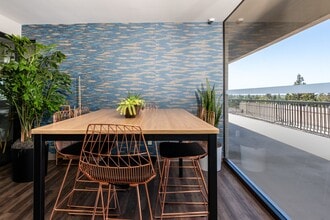 Tan Plaza Apartments in Palo Alto, CA - Building Photo - Building Photo