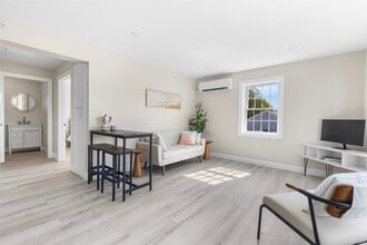 112 W Main St in Barnstable, MA - Building Photo - Building Photo