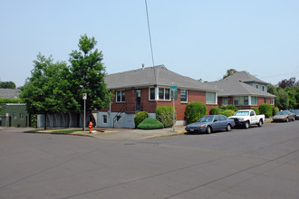 2603-2619 SE Yamhill St in Portland, OR - Building Photo - Building Photo