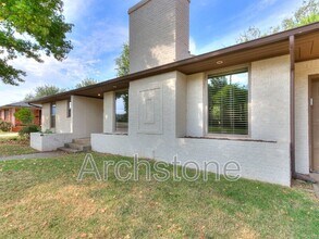 9631 Stratford Dr in The Village, OK - Building Photo - Building Photo
