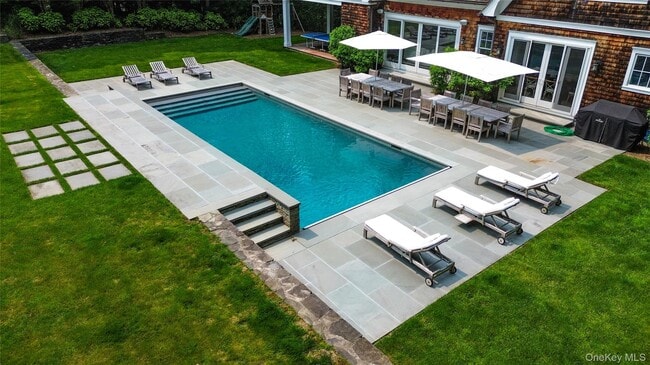 14 West Hills Ct in Southampton, NY - Building Photo - Building Photo