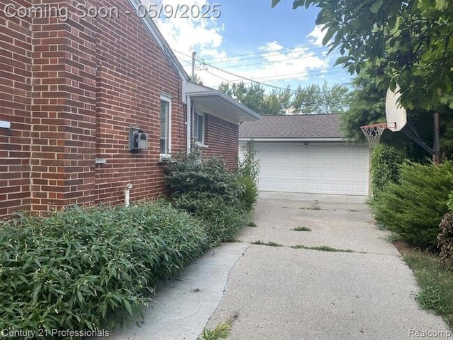 21039 Danbury St in Clinton Township, MI - Building Photo - Building Photo