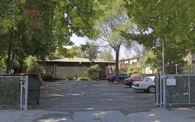 Oregon Park Apartments in Berkeley, CA - Foto de edificio - Building Photo