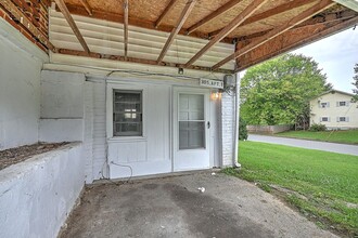 305 Moorland Dr-Unit -Unit# 1 in Johnson City, TN - Foto de edificio - Building Photo
