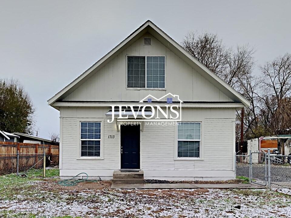 1713 S 10th Ave in Yakima, WA - Building Photo