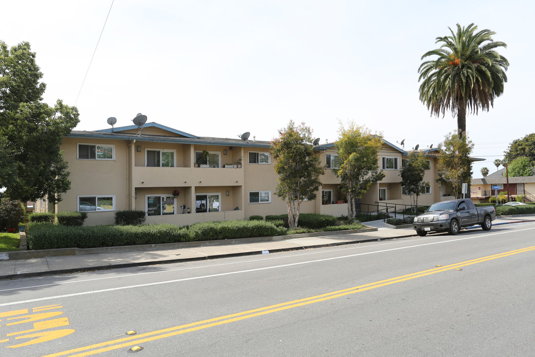 Santa Clara Apartments in Ventura, CA - Building Photo