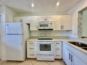 709 Landover Cir in Naples, FL - Building Photo - Building Photo