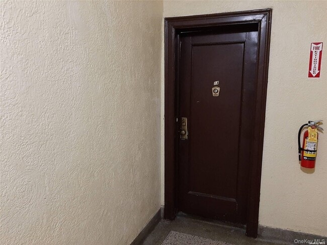 1 Hillside Ave in Great Neck, NY - Building Photo - Building Photo