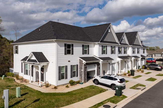 Hillpoint Preserve Townhome Apartments in Suffolk, VA - Foto de edificio - Building Photo