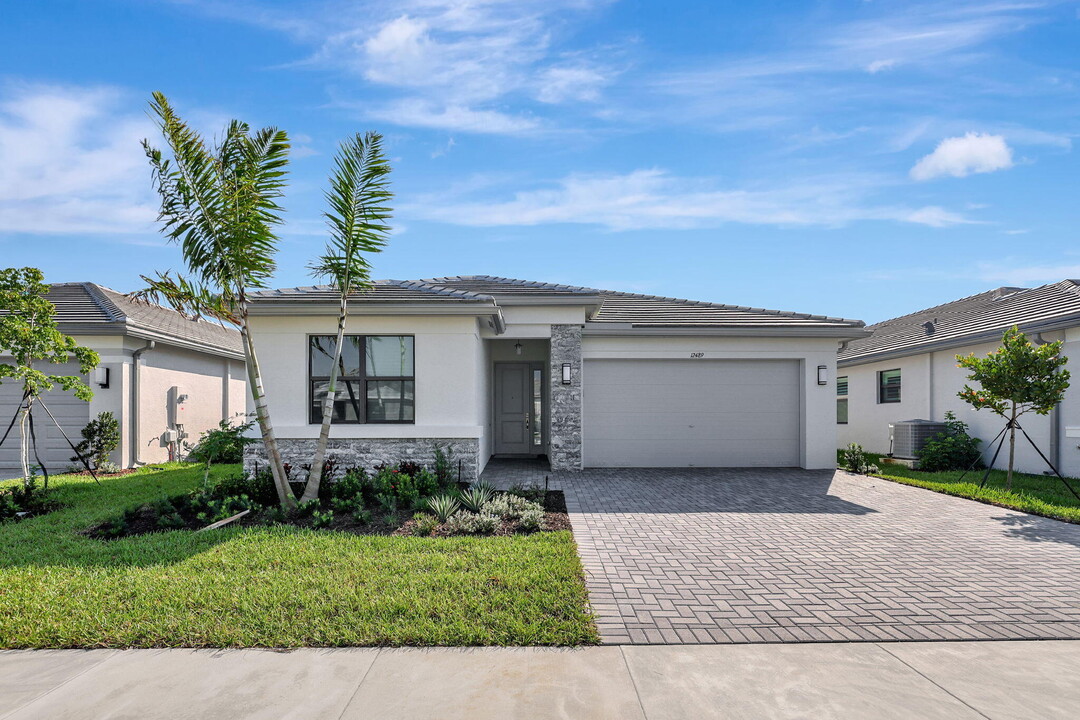 12489 SW Emerald Estuary Ter in Port St. Lucie, FL - Building Photo