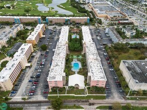200 NE 12th Ave in Hallandale Beach, FL - Building Photo - Building Photo