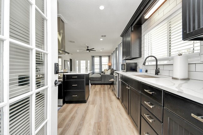 710 Kipp Ave in Kemah, TX - Foto de edificio - Building Photo