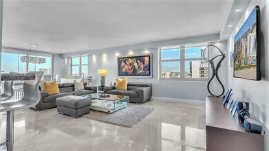 1920 S Ocean Dr in Hallandale Beach, FL - Building Photo - Building Photo
