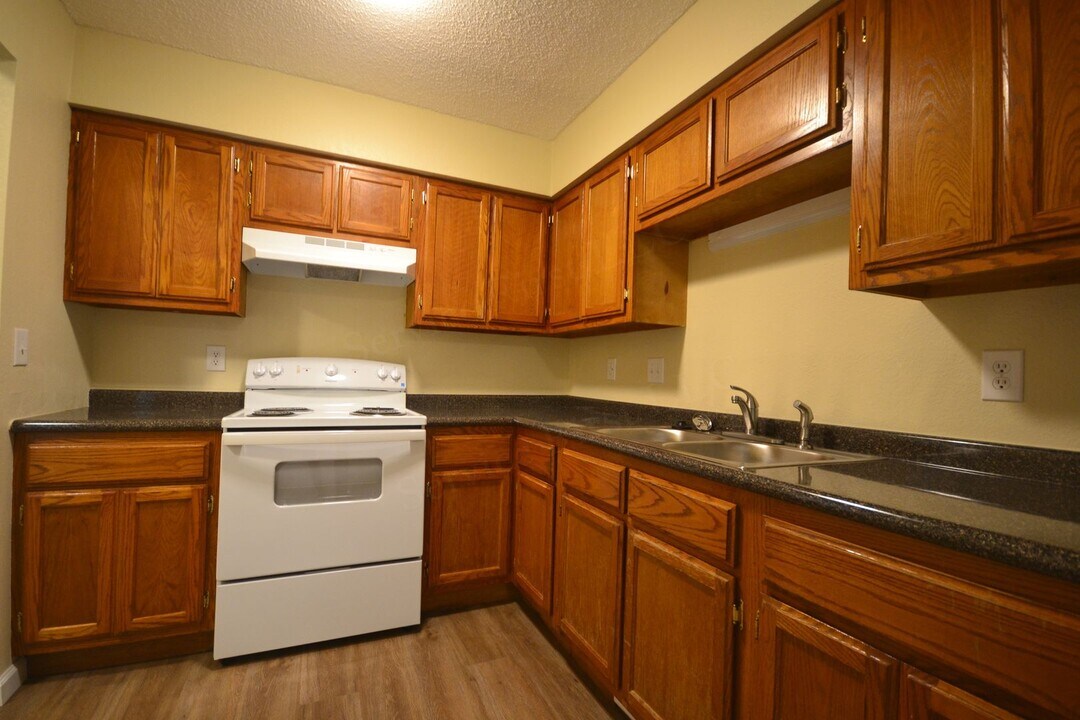 101 103-103 Johnson Dr in Buffalo, MO - Building Photo