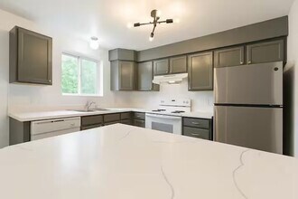 9033 Dewberry St in Anchorage, AK - Building Photo - Building Photo