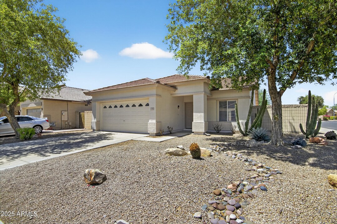 11902 W Jefferson St in Avondale, AZ - Building Photo