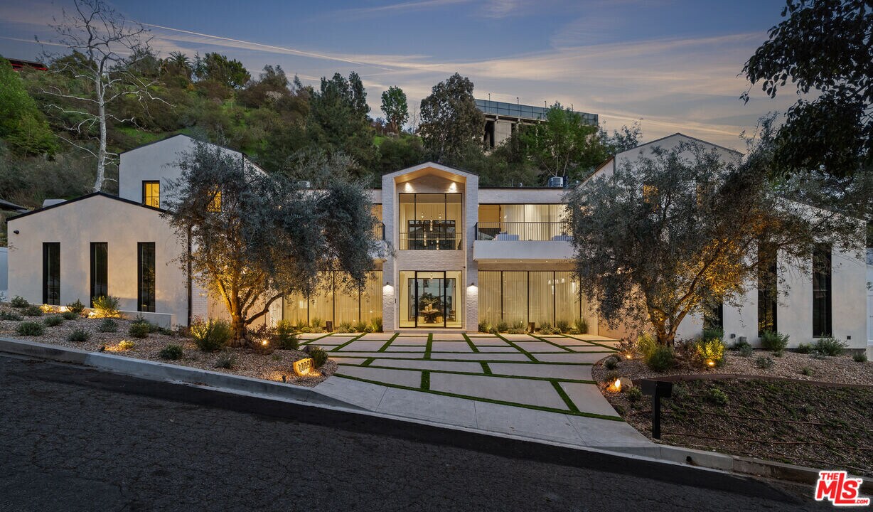 10950 Verano Rd in Los Angeles, CA - Building Photo