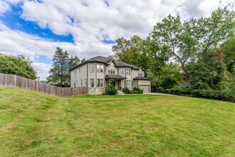 829 Golden Arrow St in Great Falls, VA - Foto de edificio - Building Photo