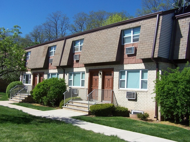 Woodbridge Village in Avenel, NJ - Foto de edificio - Building Photo