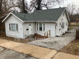 135 Hereford Ave in Ferguson, MO - Building Photo