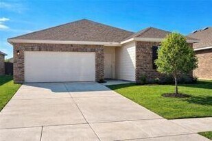 743 Camden Dr in Lavon, TX - Building Photo