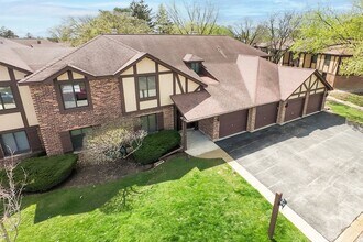 1700 Lakecliffe Dr in Wheaton, IL - Building Photo - Building Photo