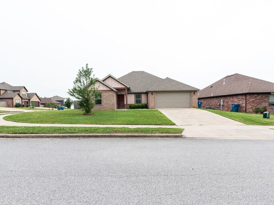 906 SW Caprington St in Bentonville, AR - Building Photo