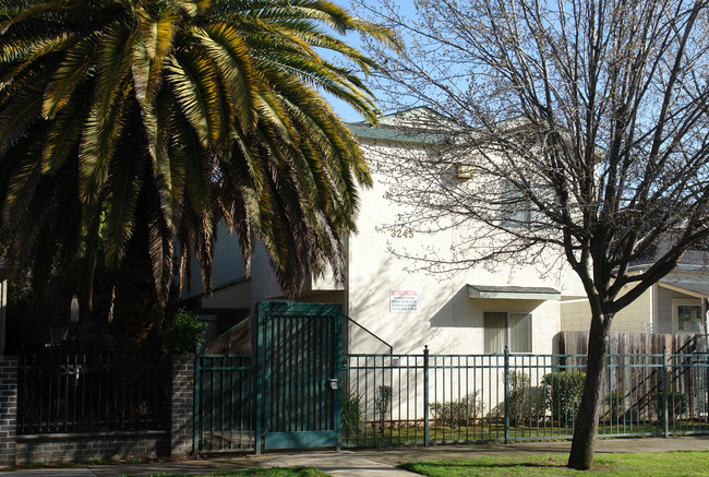 3245 3rd Ave in Sacramento, CA - Foto de edificio - Building Photo