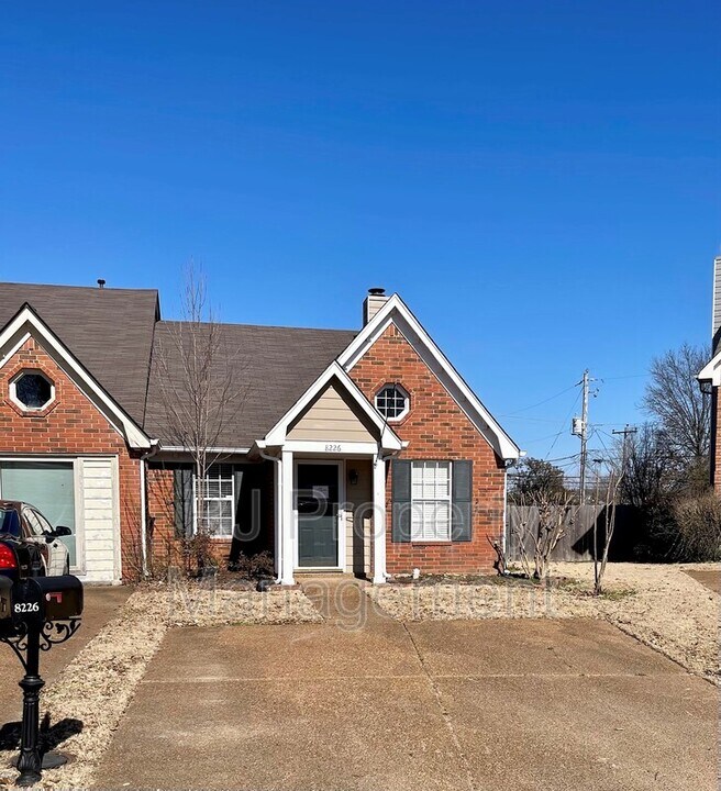 8226 Town N Country Dr in Memphis, TN - Building Photo