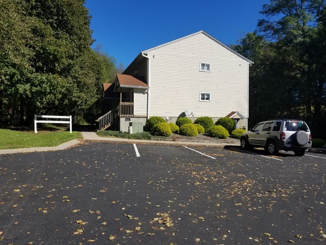 Whispering Glenn Apartments in Indiana, PA - Foto de edificio - Building Photo