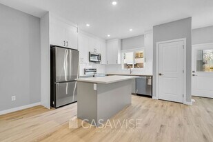 10248-10157 157 St NW in Edmonton, AB - Building Photo