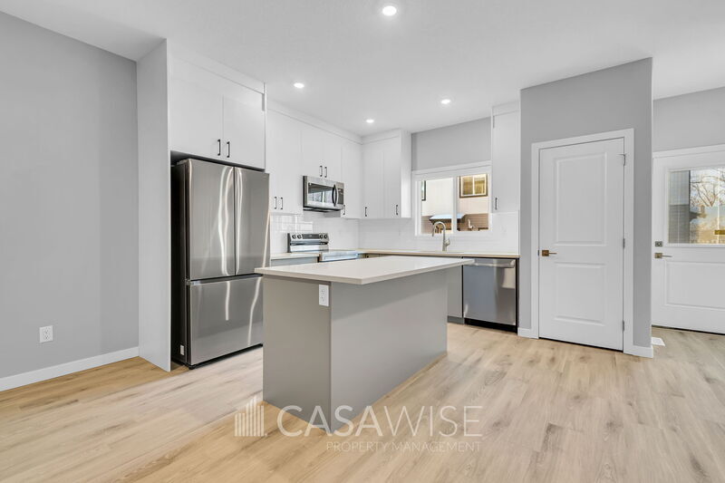 10248-10157 157 St NW in Edmonton, AB - Building Photo
