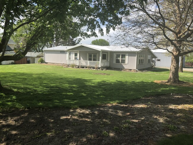 1008 Water St in Cove, OR - Foto de edificio - Building Photo
