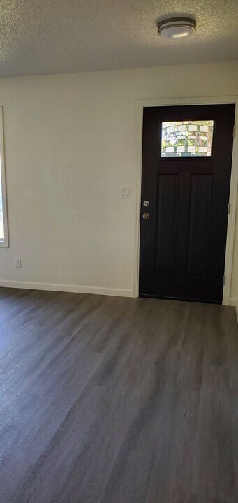 1306 NW Jefferson St in Roseburg, OR - Building Photo