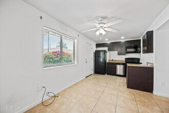 3949 E Earll Dr in Phoenix, AZ - Foto de edificio - Building Photo