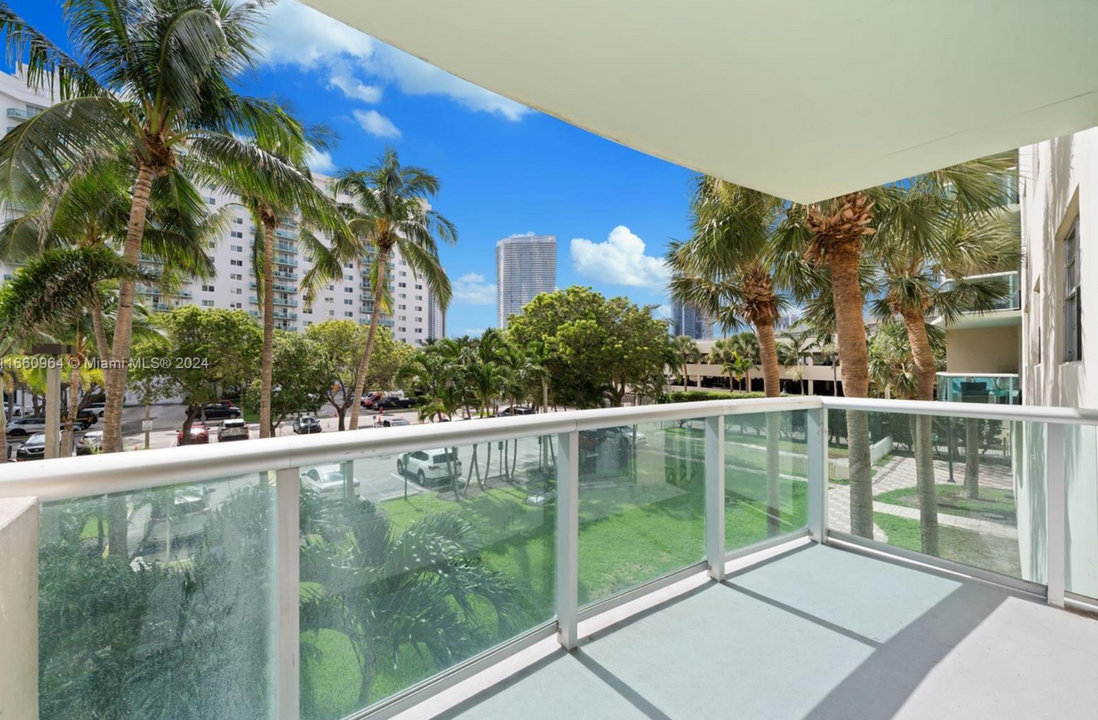 19390 Collins Ave, Unit 208 in Sunny Isles Beach, FL - Building Photo