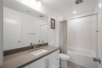 279 Dockside Ln, Unit E-305 in Los Angeles, CA - Building Photo - Building Photo