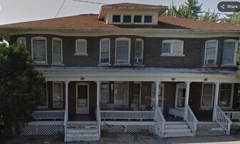 525 W Pleasant St in Freeport, IL - Building Photo