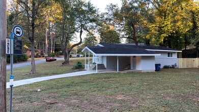 2764 Plantation Dr in East Point, GA - Building Photo - Building Photo