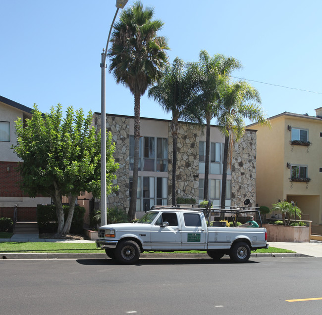 630 E Orange Grove Ave in Burbank, CA - Building Photo - Building Photo