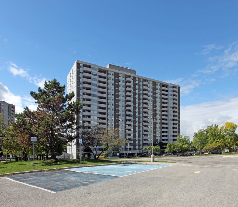 44 Falby Ct in Ajax, ON - Building Photo