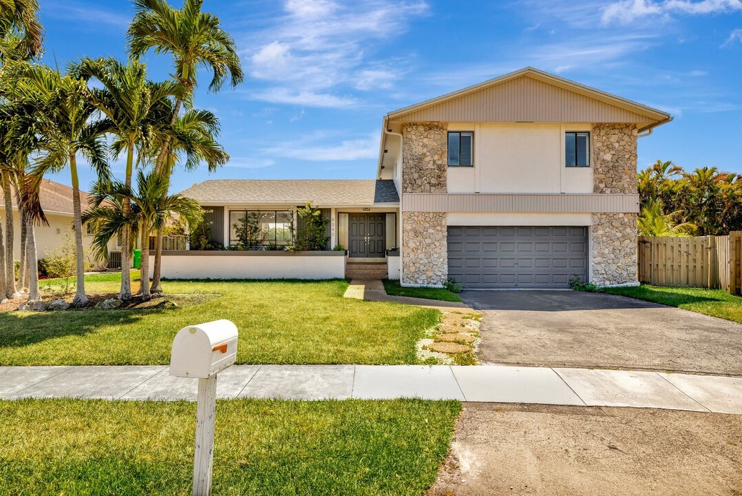 9340 NW 32nd St in Sunrise, FL - Building Photo