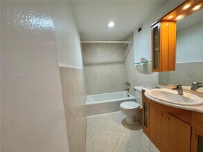 400 Kings Point Dr, Unit 411 in Sunny Isles Beach, FL - Building Photo - Building Photo