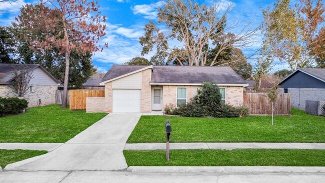17107 Amber Ridge Dr in Sugar Land, TX - Building Photo - Building Photo
