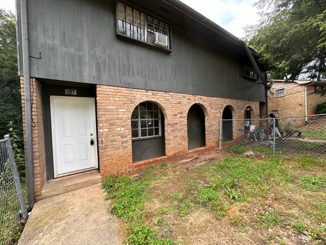 1071-1073 Laurel Ln NW