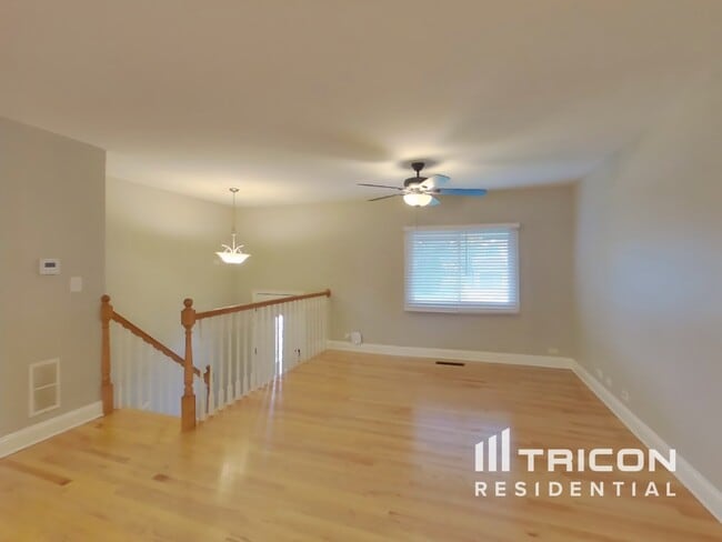 2556 Forest Glen Pkwy in Woodridge, IL - Foto de edificio - Building Photo