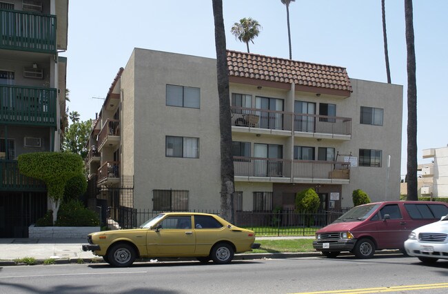 201 S Normandie Ave in Los Angeles, CA - Foto de edificio - Building Photo