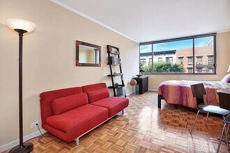 393 W 49th St in New York, NY - Building Photo - Building Photo