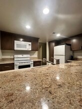 911 Fulton Ave, Unit #420 in Sacramento, CA - Foto de edificio - Building Photo