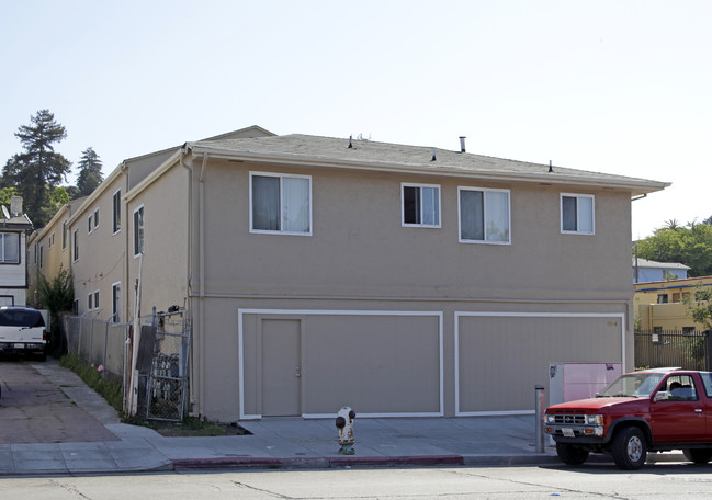 8024 Macarthur Blvd in Oakland, CA - Foto de edificio - Building Photo